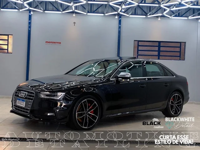 Audi preto na Blackwhite, com reflexos na pintura