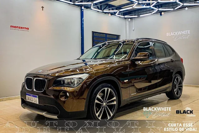 BMW X5 marrom no espaço da Blackwhite Detail