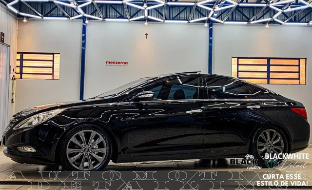 Hyundai preto com pintura brilhante na oficina