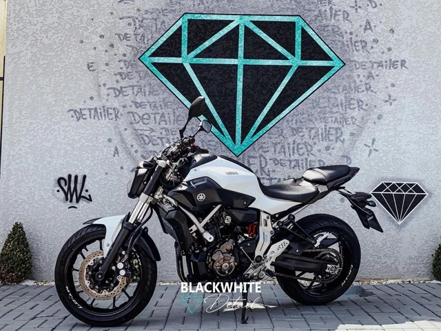 Moto em frente ao diamante da Blackwhite Detail