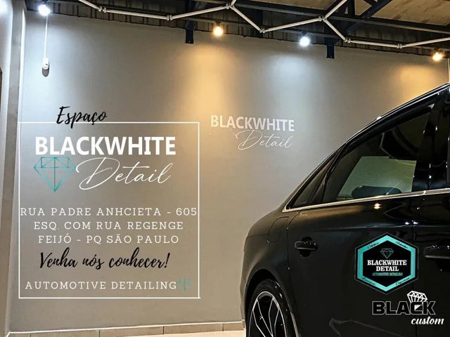 Veículo e identidade da Blackwhite no espaço de atendimento da oficina